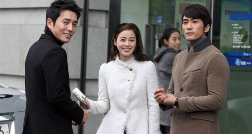 Here is actress 김태희 in The drama "My Princess" in the company of two chaebols portrayed by 주상욱 (left) and 송승헌 (right). What's not to like? ^^